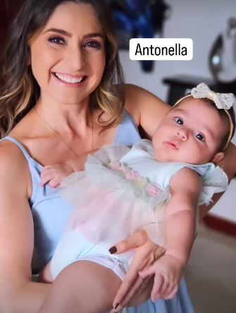 Natalia Monge con Lussania Viquez y sus hijos Antonella y Alessandro.