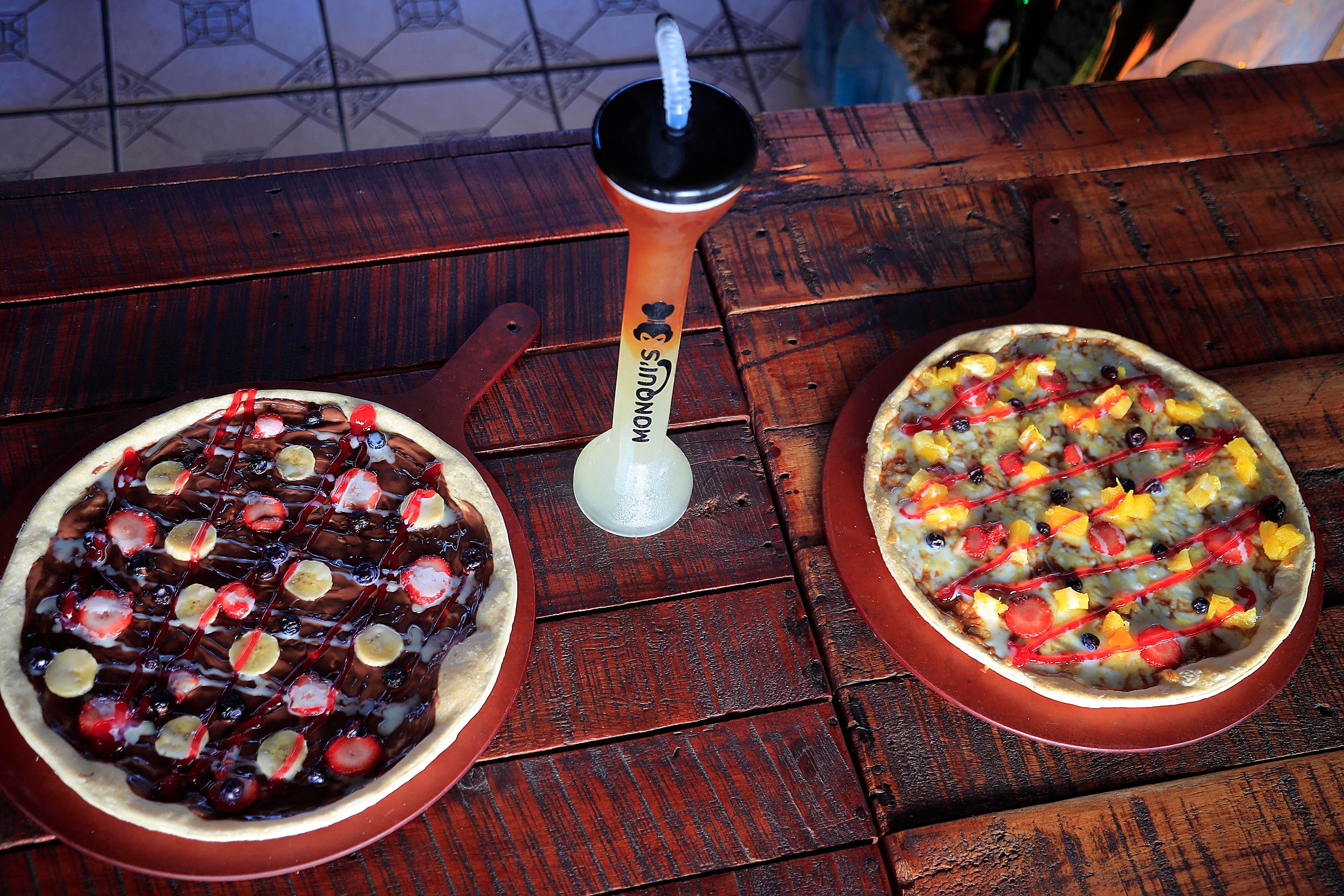 26/01/2023     Taras de Cartago. Monquis Pizza se luce con el exquisito sabor de sus pizzas tradicionales, pero sobre todo con las auténticas y exclusivas pizzas dulces, hechas a base de frutas tradicionales como banano, fresa, piña, arandanos y toppings de nutella y leche condensada. Foto: Rafael Pacheco Granados