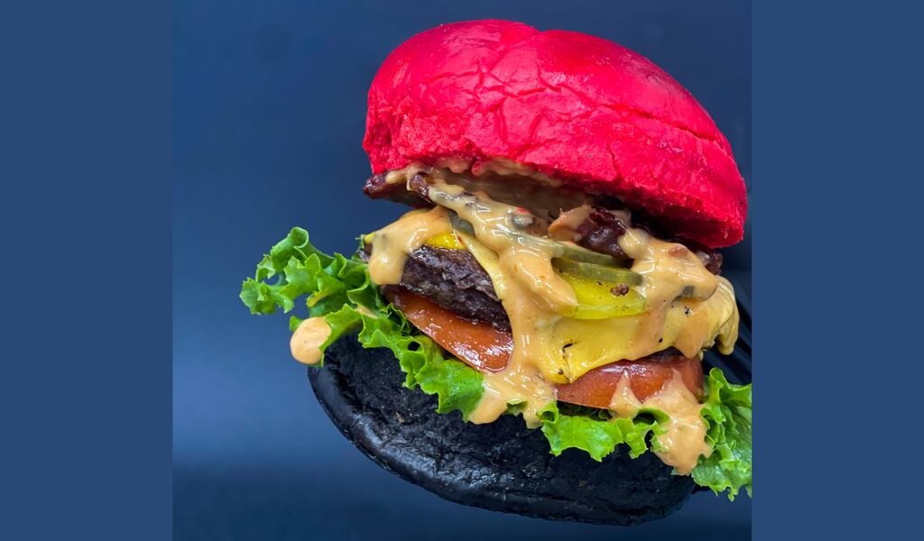 ¿Hamburguesa morada y manuda? Conozca de este negocito para los aficionados del fútbol