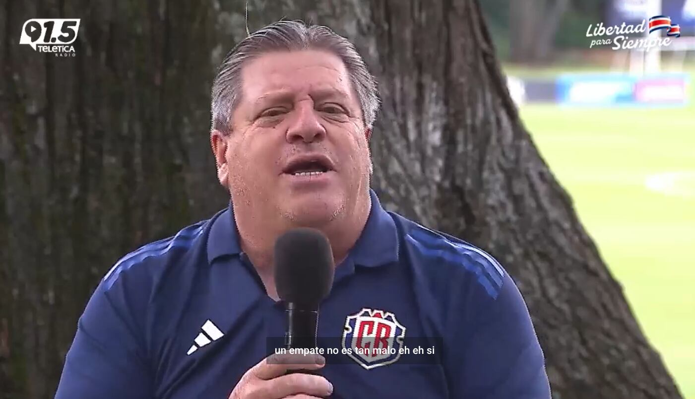 Christian Sandoval y Pablo Guzmán entrevistando a Miguel "Piojo" Herrera, entrenador de la Selección Nacional de Costa Rica.
