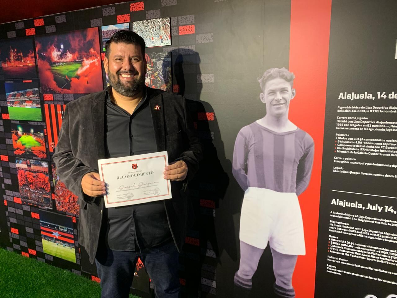 Hansel Jarquín donó todas las fotografías para el Salón París en el estadio Alejandro Morera Soto de Alajuelense.