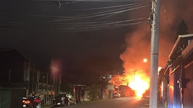 (Video) Incendio consume vivienda en Curridabat y causa alarma entre vecinos