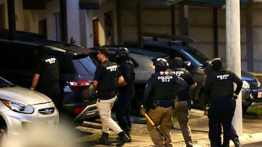 Realizan allanamientos para detener a mujer que habría matado a estadounidense con vaso de licuadora