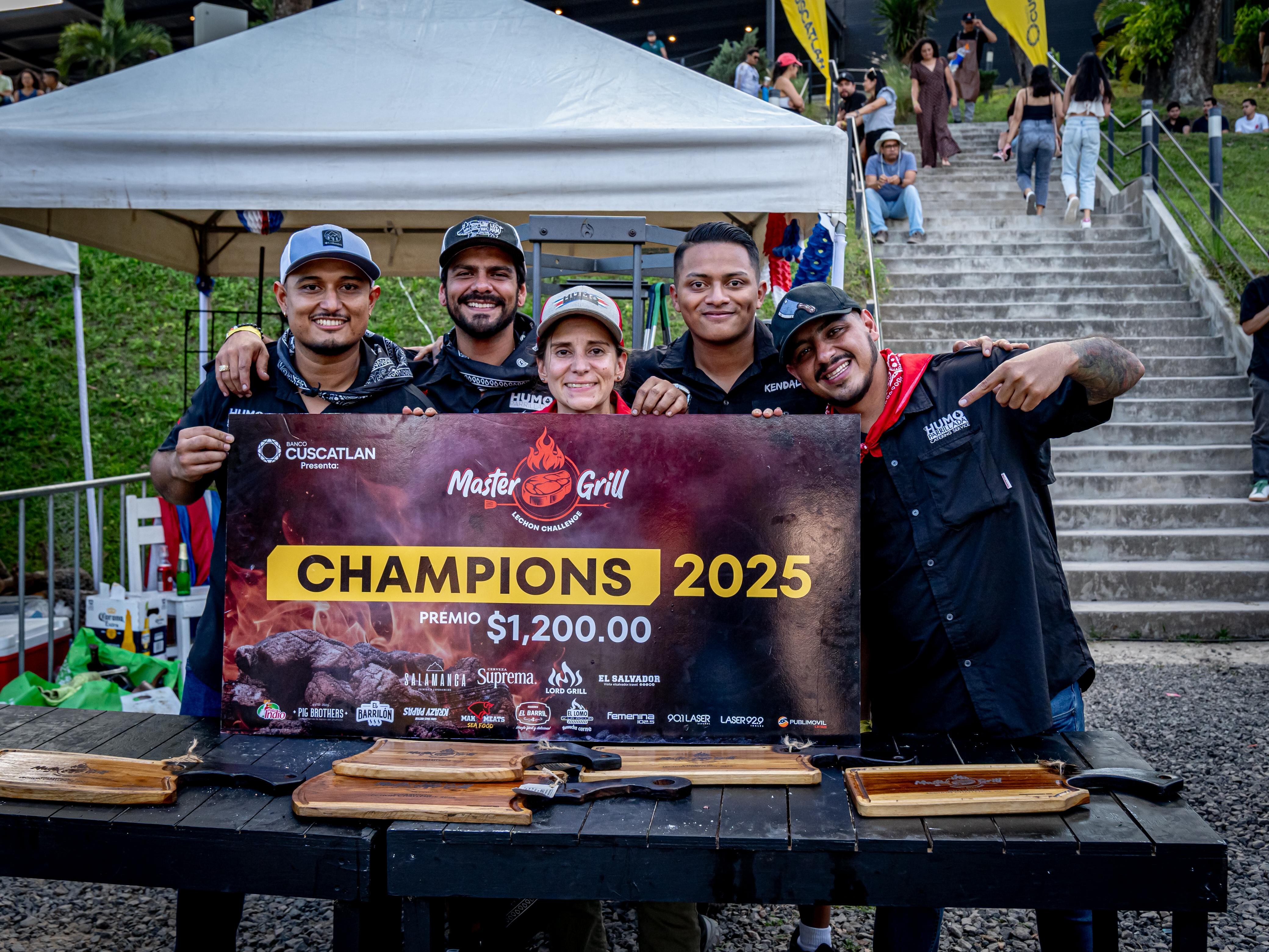 María Fernanda Molina Villalobo el fuego no la quema, más bien le cocina el corazón. Esta alajuelense de 42 años acaba de coronarse como la mejor parrillera de lechones de toda Centroamérica tras ganar el primer lugar en el “Master Grill Lechón Challenge 2025”.El equipo Humo Parrillada lo integran, además de María Fernanda, los chefs Carlos Soto, Braulio Zúñiga y Roy Pearzon