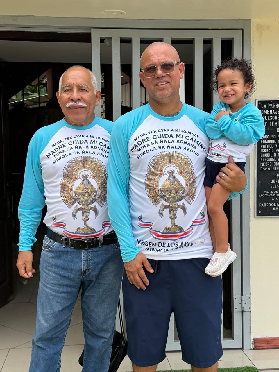Tres generaciones peregrinan, más de 200 kilómetros, desde Talamanca hasta donde La Negrita. En la foto, Pedro Córdoba López, de 68 años; su hijo Pedro Alexander Córdoba Solano, de 50; y la pequeña Auritz Amari Córdoba Cordero, de dos años.