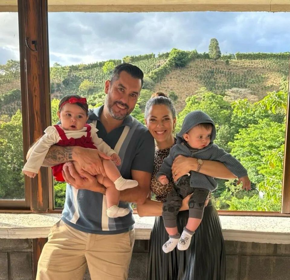 Lussania Víquez, su esposo y sus mellizos.