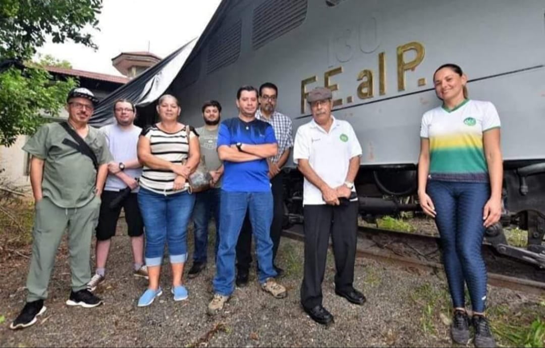 Giovanni Castaldini, el presidente de la Asociación de Desarrollo para la Preservación del Patrimonio Cultural de Orotina y un grupo de orotinenses restauraron la máquina 130 y ahora se exhibe en Orotina.