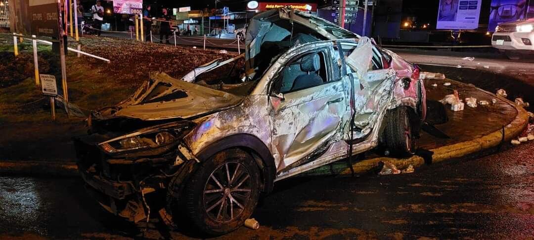 Conductor muere en violento vuelco en Pérez Zeledón. Foto cortesía.