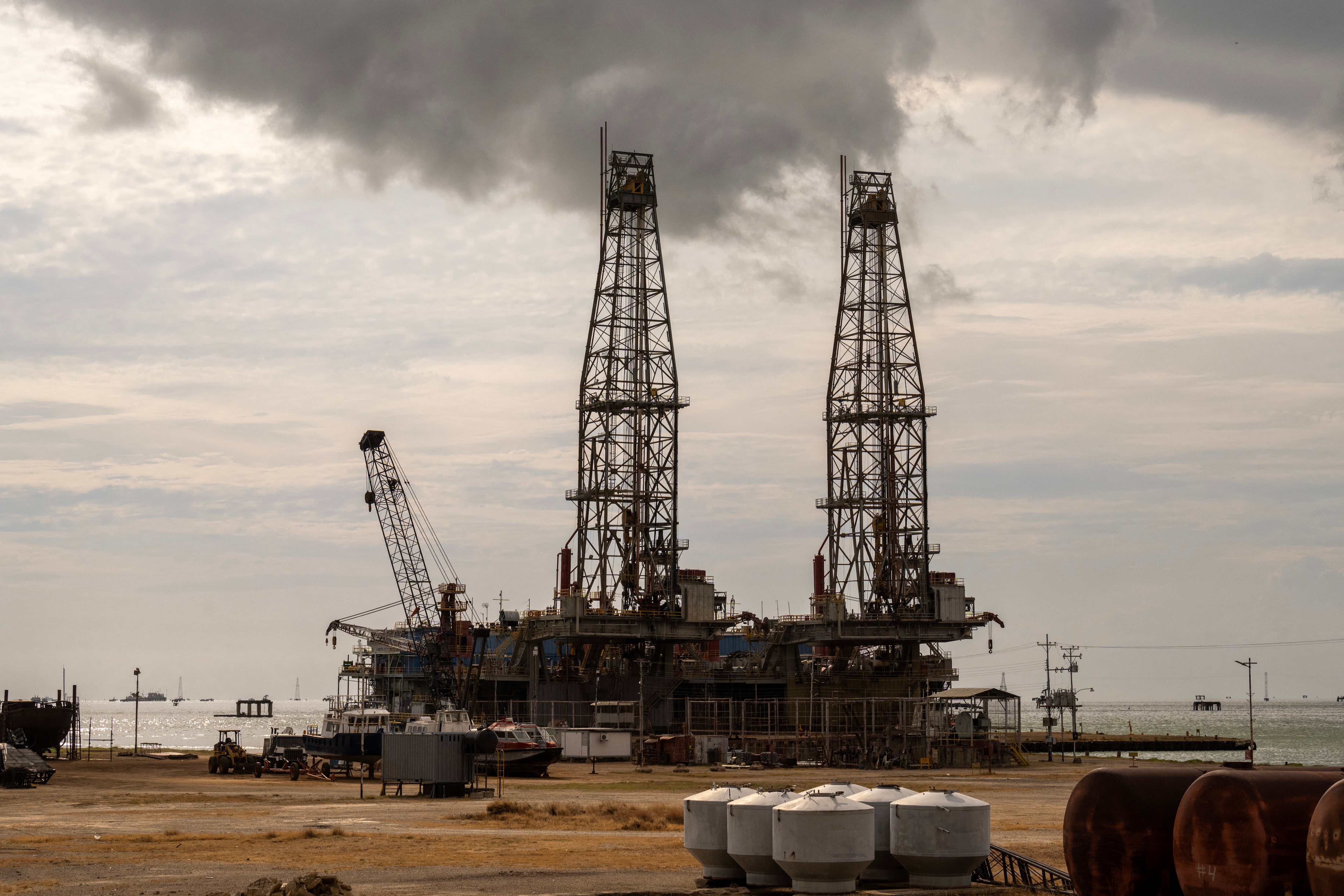 Estados Unidos alivió las sanciones a la industria petrolera de Venezuela después de que los legisladores venezolanos aprobaran reformas que allanaron el camino para el regreso de las empresas estadounidenses, un objetivo clave de la intervención del presidente Donald Trump en el país.