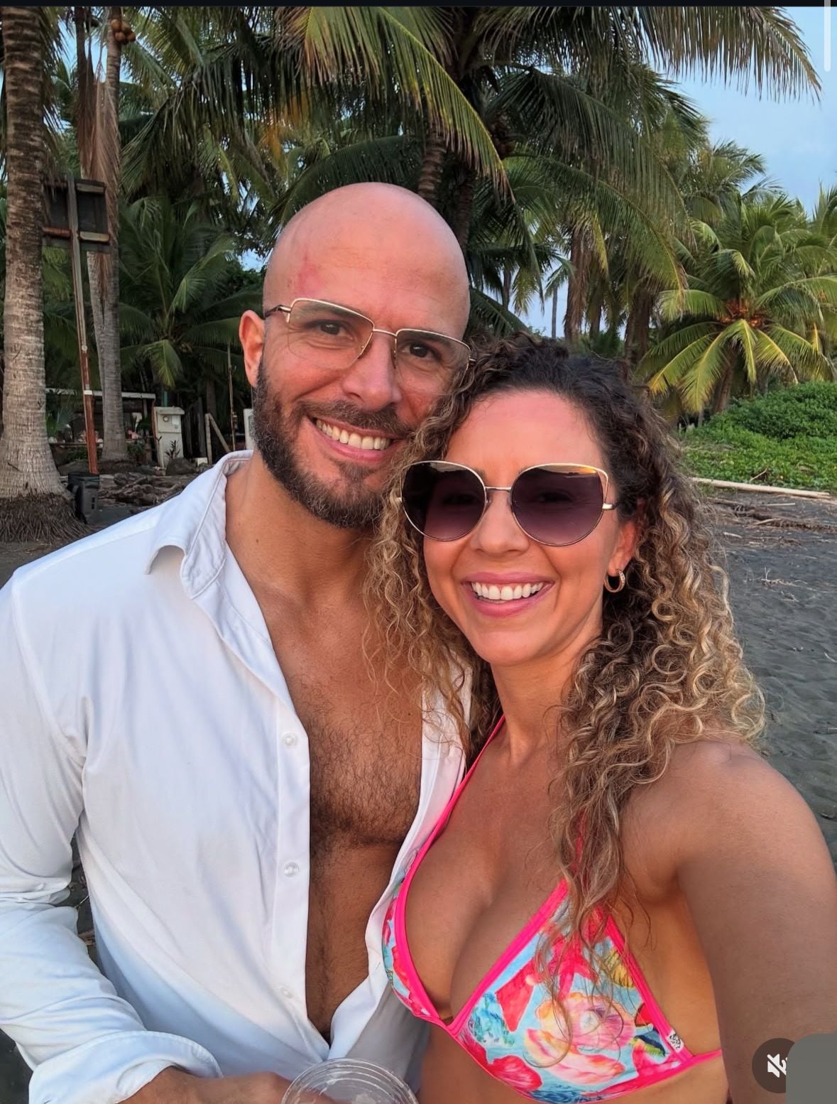 Nadia Aldana junto a su esposo en su celebración por su aniversario número trece.