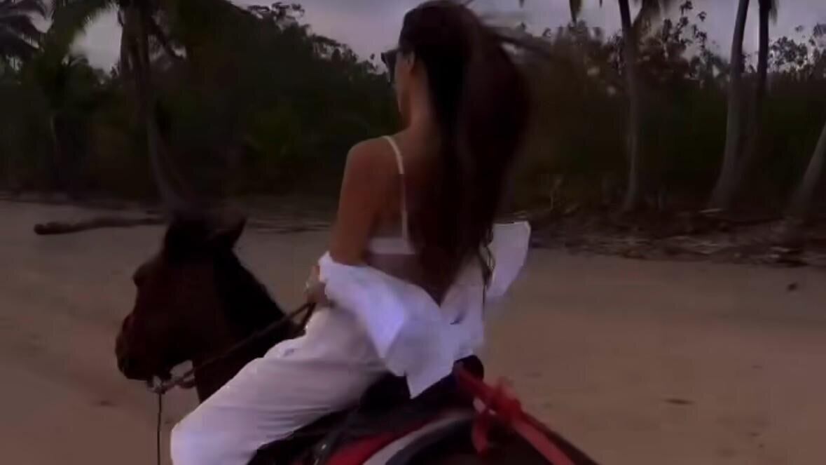 Natalia Carvajal sacó sus dotes y cabalgó como si nada. Foto: Captura Instagram