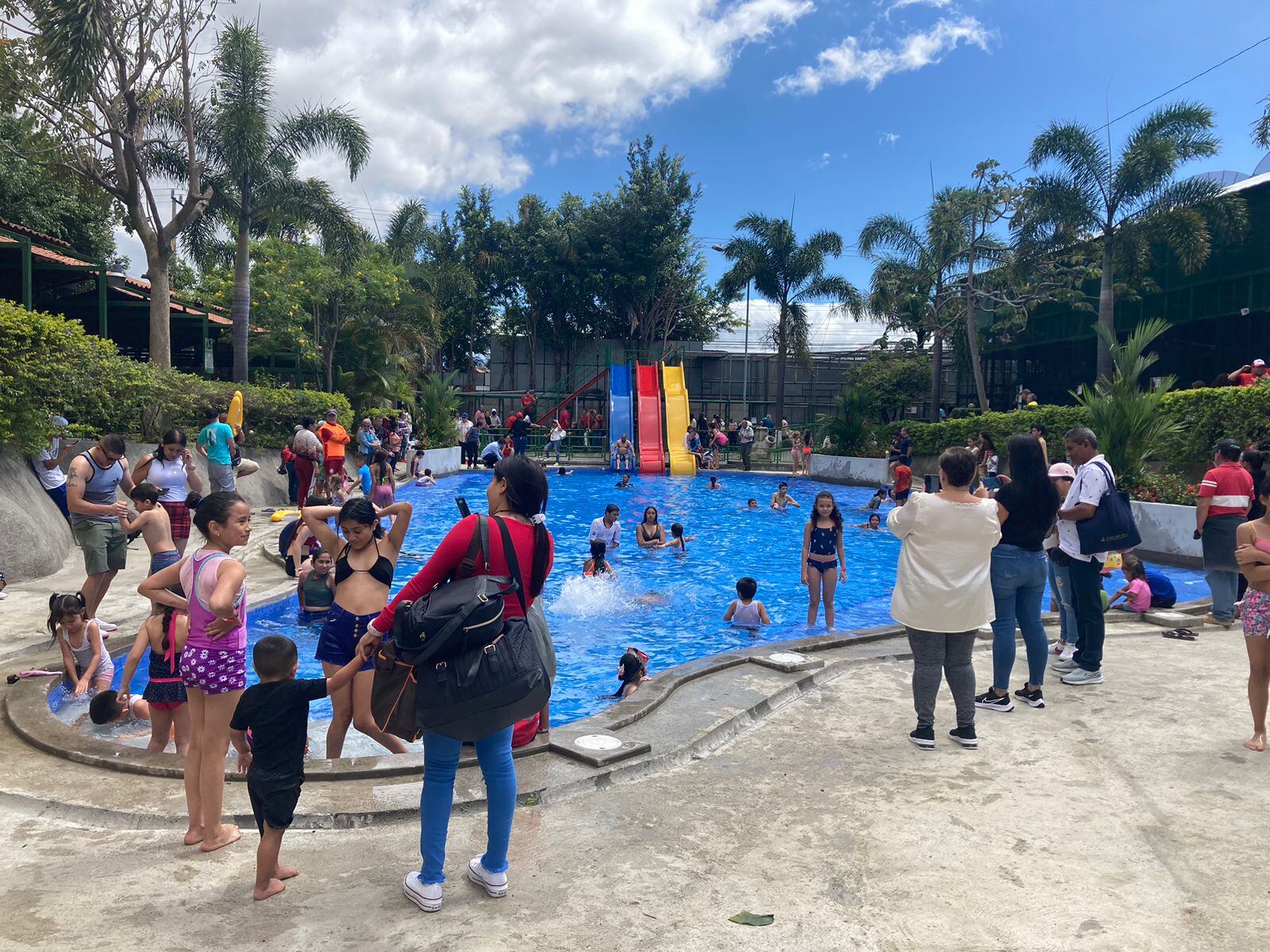 Niños disfrutaron inauguración de piscina de Obras de Espíritu Santo. Foto Karen Fernández.