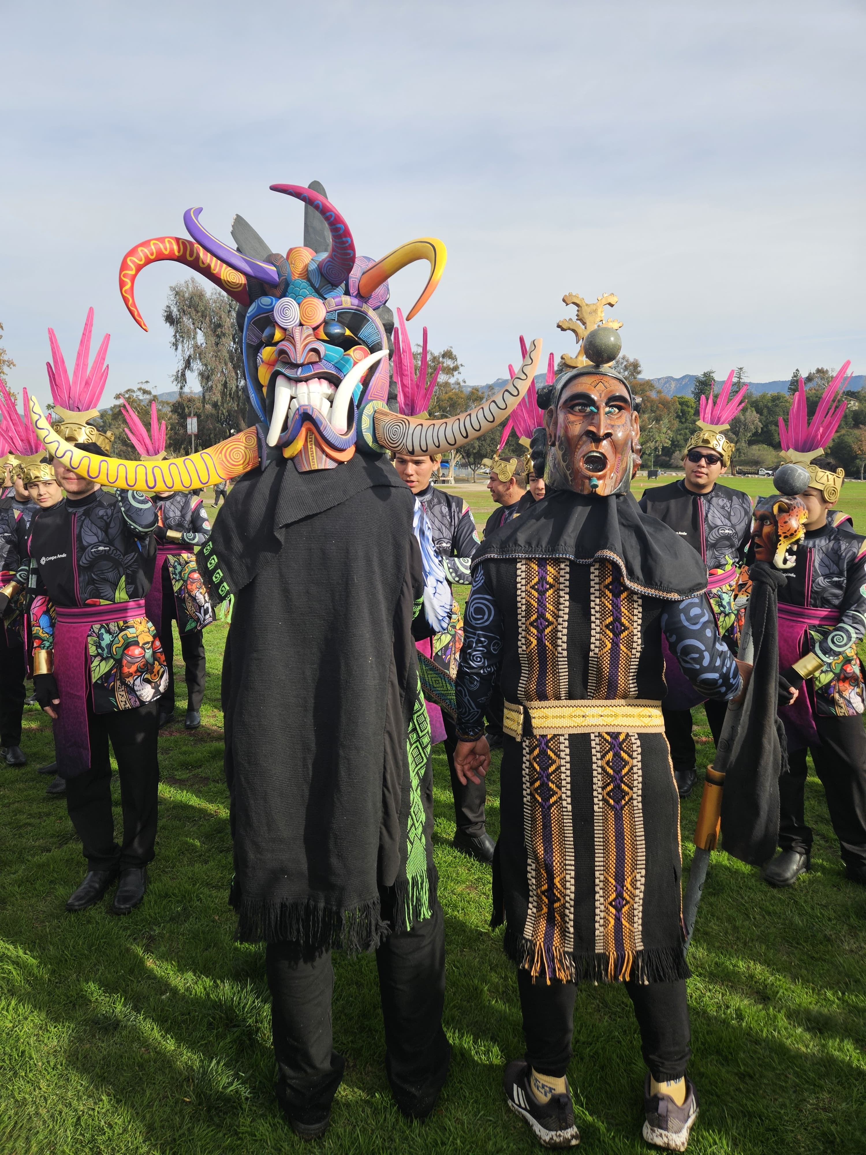Galeo y Hueso son dos indígenas borucas que participarán en el desfile de las Rosas. ( Foto de ZTV de Coopealfaroruiz R.L)