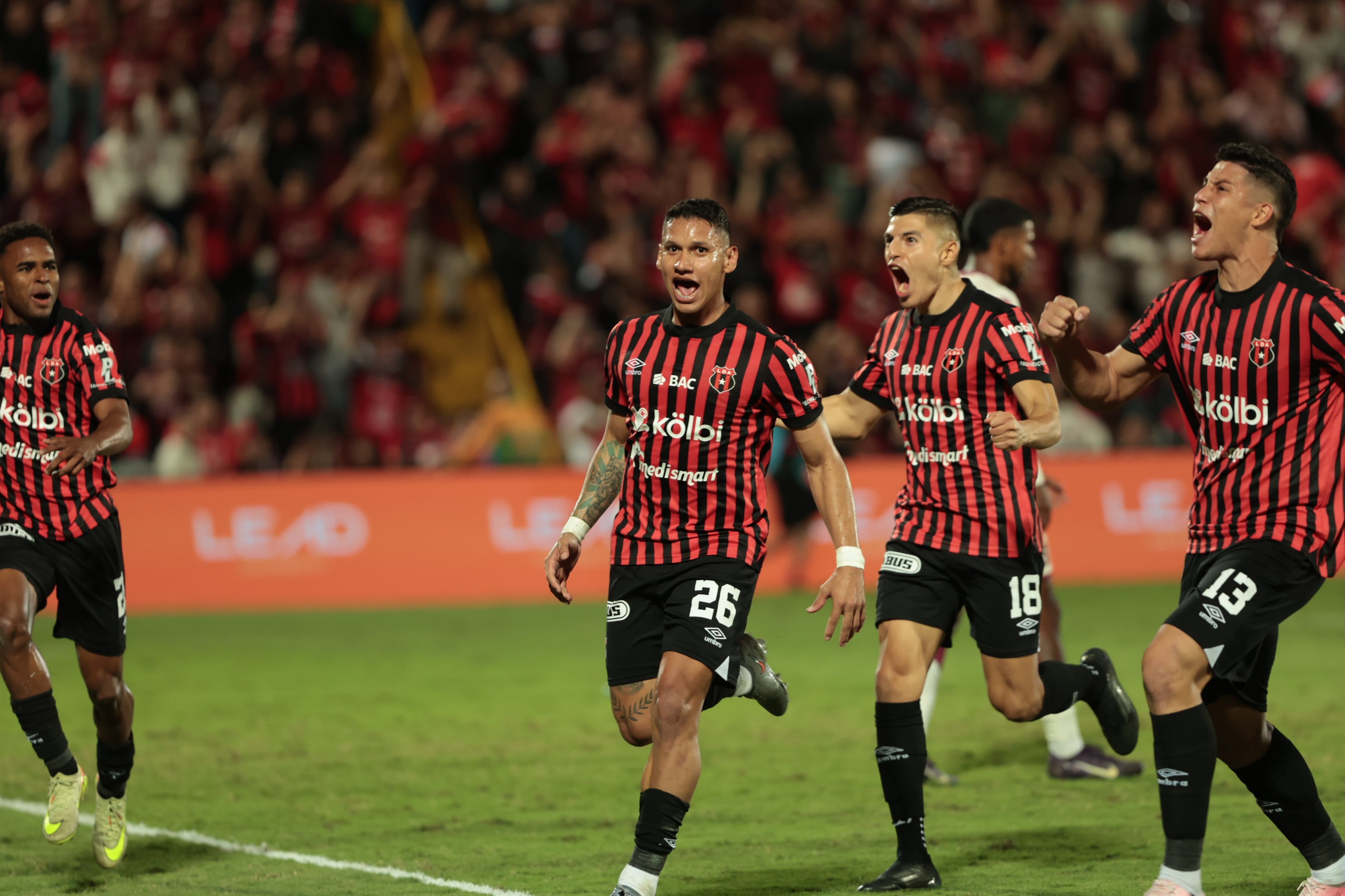 20/12/2025/ partido de ida entre Liga Deportiva Alajuelense vs Saprissa por el partido de vuelta de la final del Torneo apertura de la Liga Promerica 2025 en el estadio Alejandro Morera Soto / foto John Durán