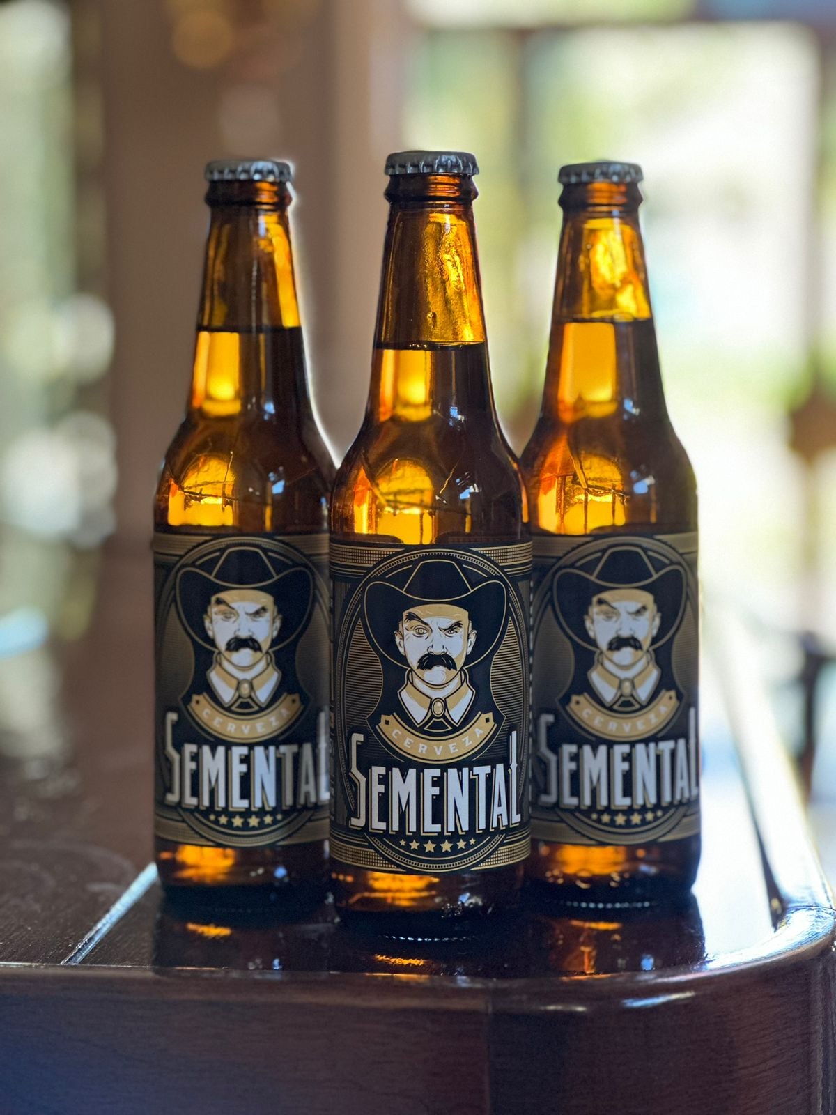 Roque Ramírez y su cerveza Semental, en honor a su personaje Misael Ramírez.