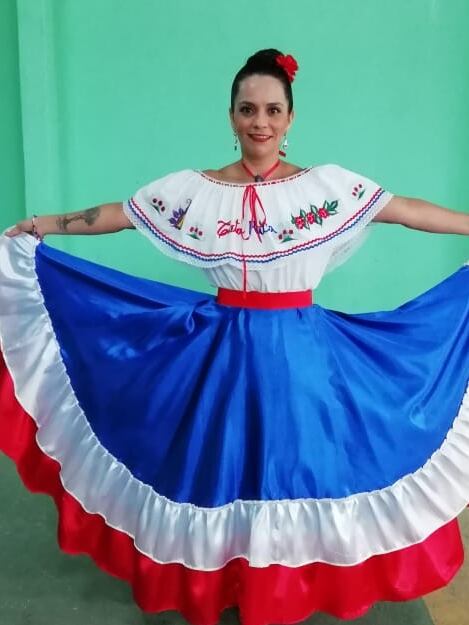 La maestra Wendy Arias Araya ha logrado mezclar a la perfección lo virtual y lo real para lograr que sus estudiantes, de materno y transición, estén super motivados con los símbolos patrios y el desfile de faroles. En la foto Emily Sofia Elizondo Picado