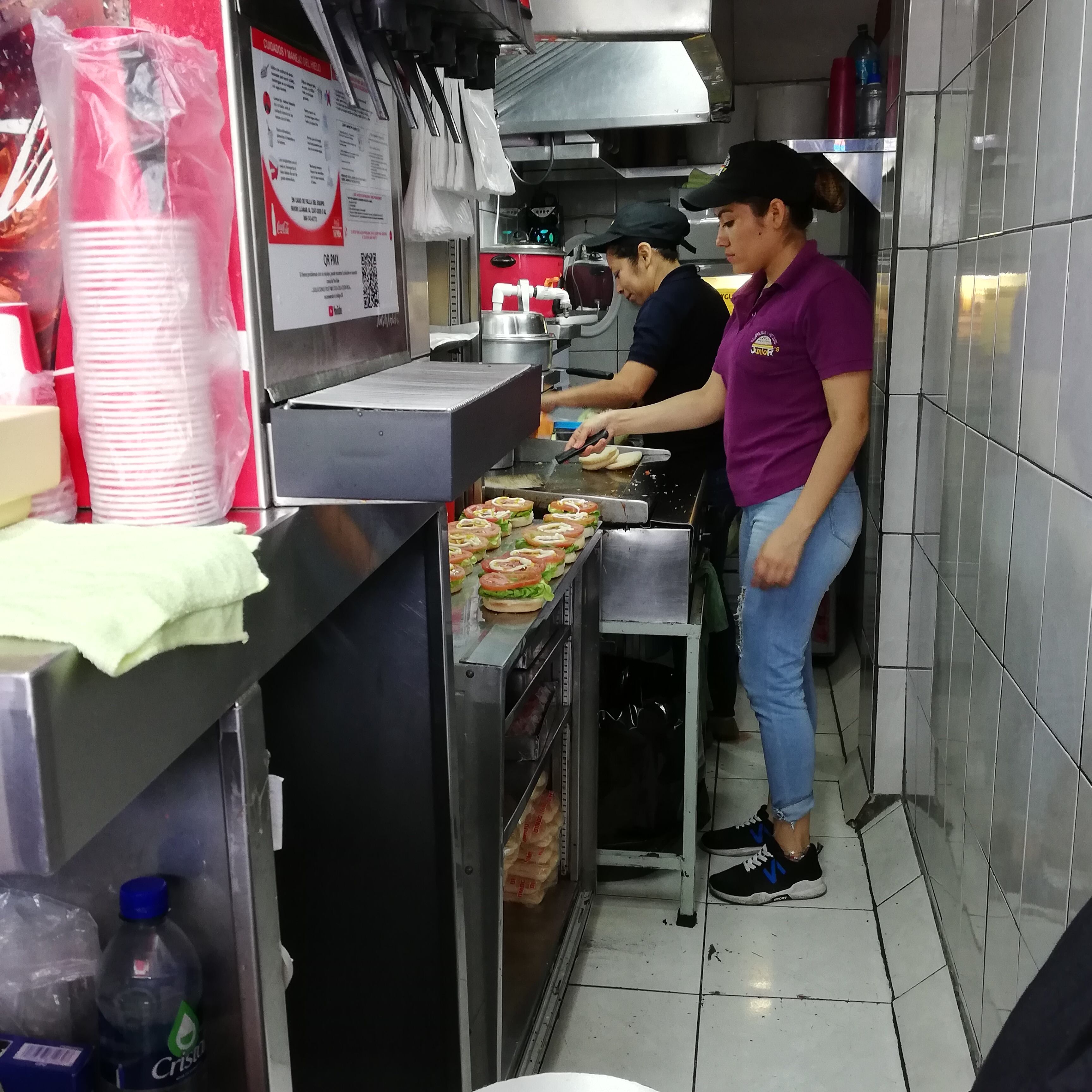 una ventanita llamada Junior’s que va a cumplir 45 años de existencia y desde ya lo celebra de la mejor forma, vendiendo su especialidad, hamburguesas