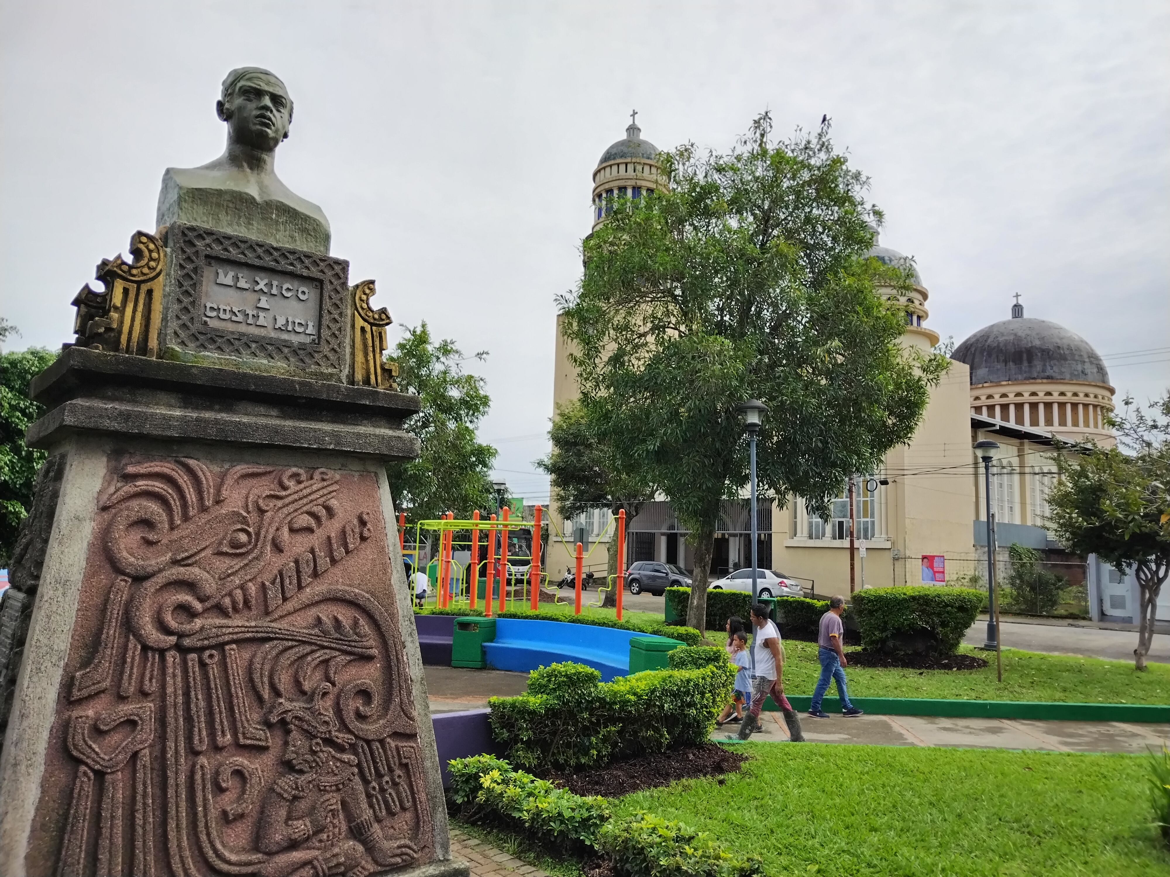 El 21 de octubre de 2023 se cumplen 100 años de que se fundó uno de los cantones más queridos de San José, barrio México. En la foto, don Gerardo Hernández Astorga, vecino mexicanista quien tiene 79 años de vivir en barrio México.