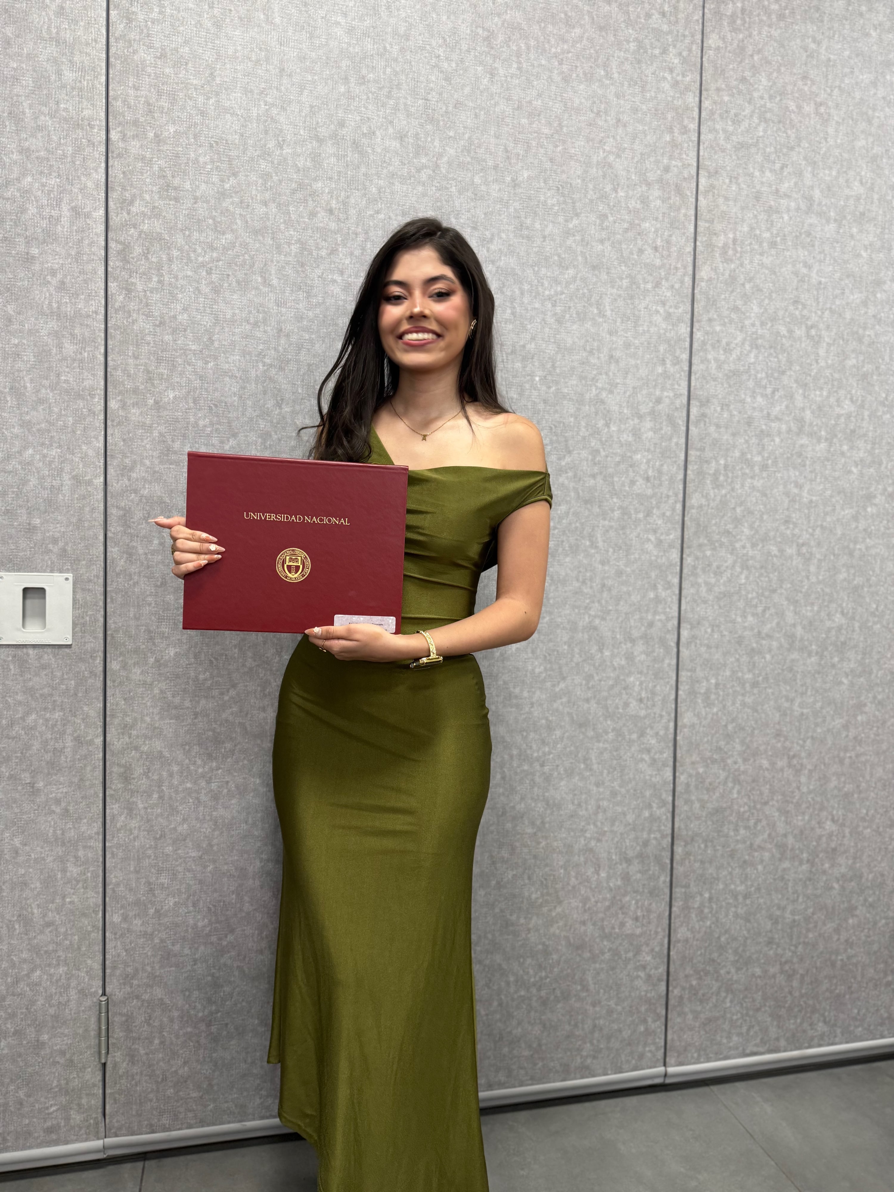 Karla Brenes Coronado, a sus 23 años, la estudiante de Psicología del Campus Omar Dengo obtuvo el mejor promedio de la licenciatura en Psicología, mejor promedio de grado, mejor promedio de la Facultad de Ciencias Sociales, y mejor promedio de todas las carreras de la UNA.
