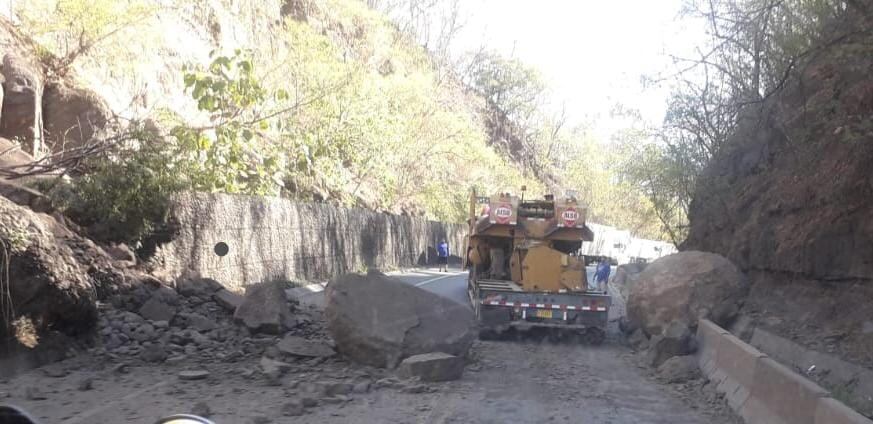 Enormes rocas cayeron por una ladera sobre la ruta 27 y arrasaron arbustos y parte del murio de gaviones. Foto: suministrada por Reiner Montero.