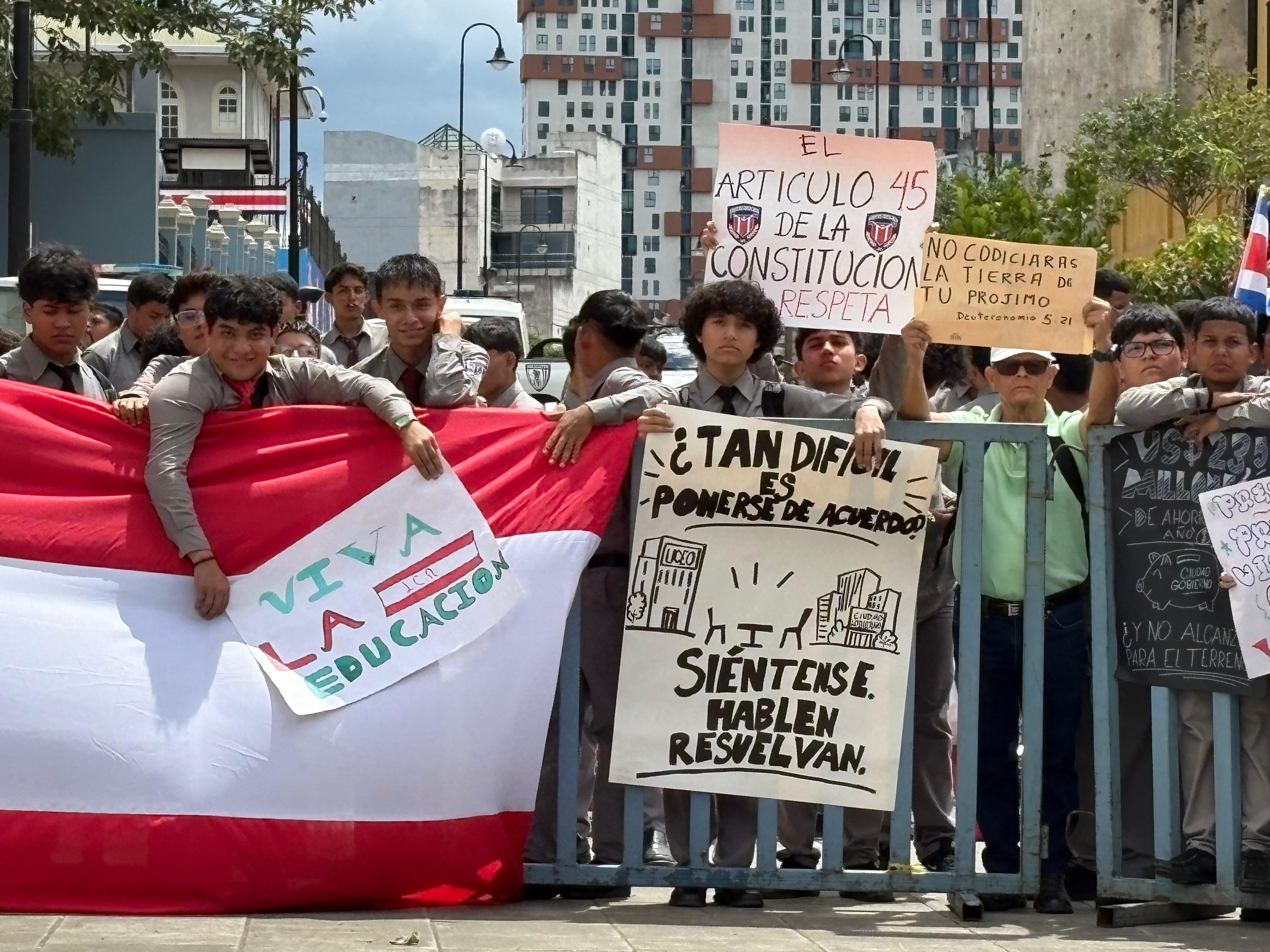 Estudiantes del Liceo de Costa Rica se manifestaron en las afueras de la Asamblea Legislativa