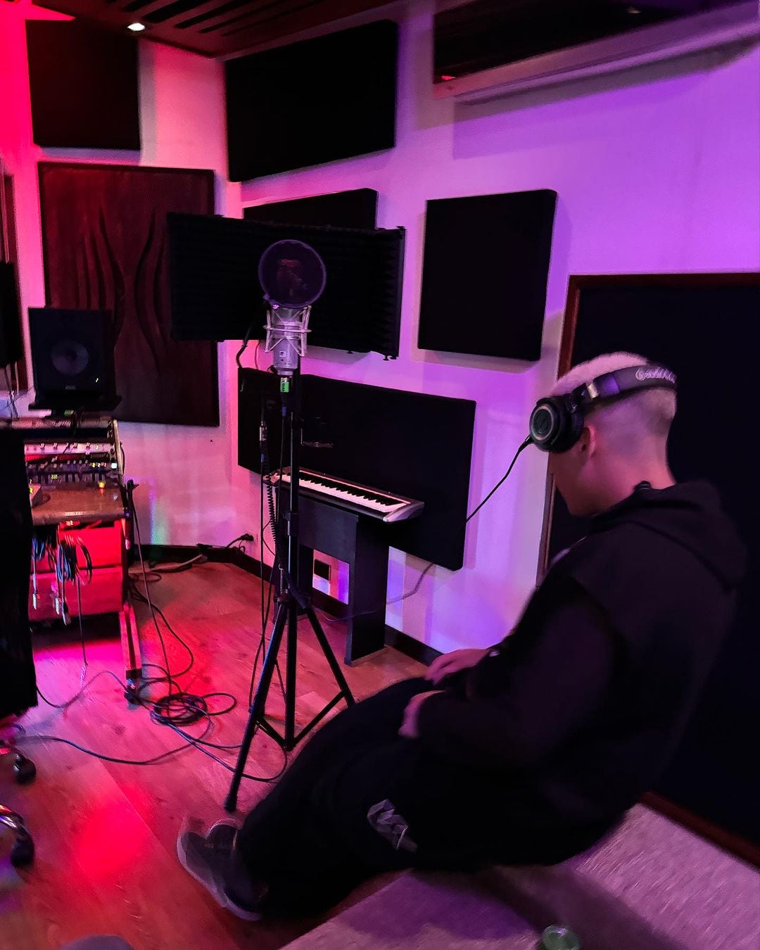 Cantante Elu, artista urbano.