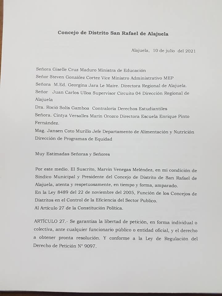 Fotos con comida botada a la basura por la Escuela Enrique Pinto Fernández, en San Rafael de Alajuela, tiene enfrentados a muchos papás de alumnos con la dirección del centro educativo.