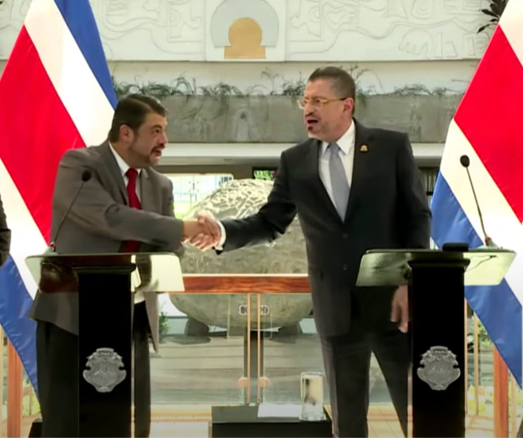 El presidente Rodrigo Chaves y el ministro de Seguridad, Mario Zamora, se refieren al decomiso de armas, durante la conferencia de prensa anterior al Consejo de Gobierno. Foto: Captura de pantalla