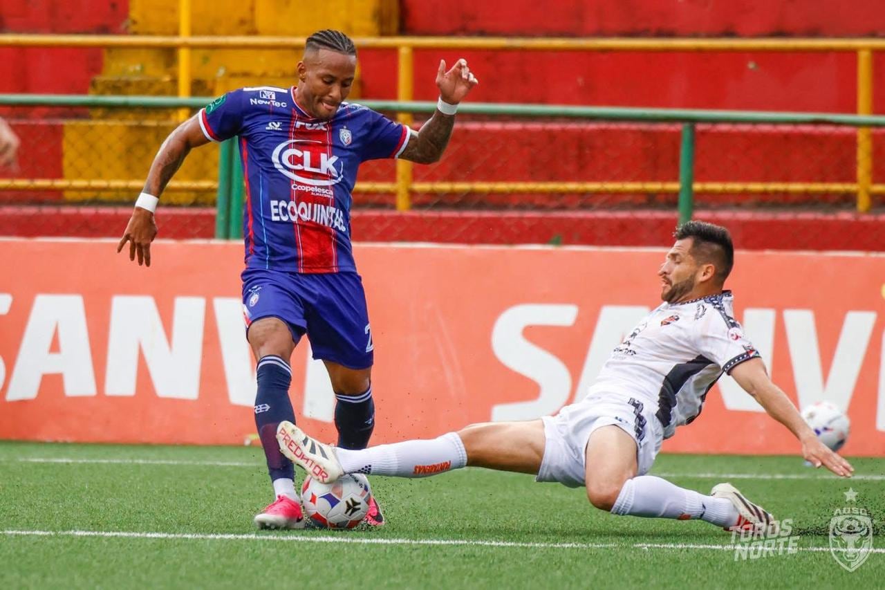 Jeikell Venegas supera la marca del defensor de Puntarenas F.C., Hiram Muñoz.