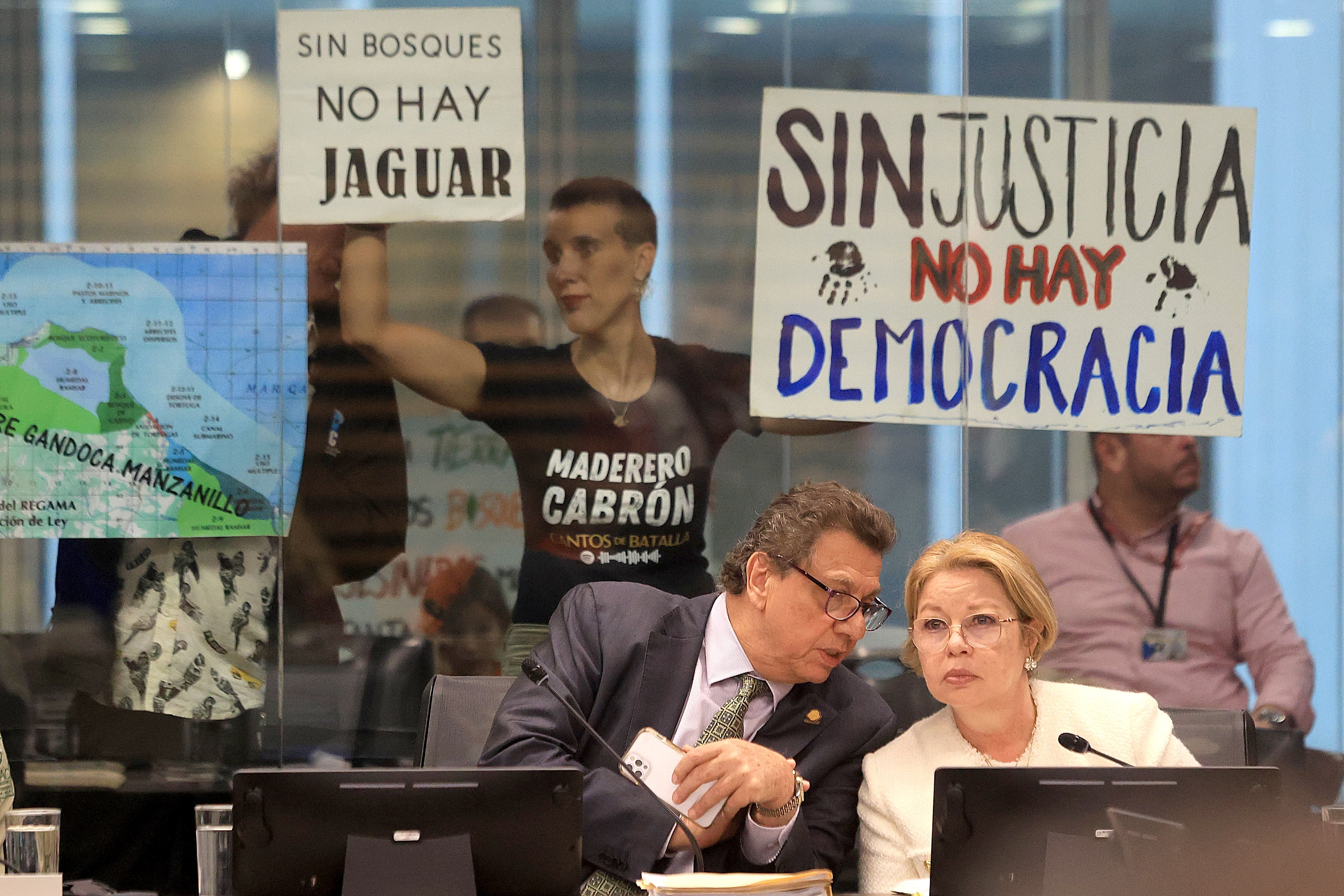 El ministro de Ambiente, Franz Tattenbach, y Ana Luisa Leiva Vega, asesora legal del Minae, en una comparecencia el 6 agosto en la Asamblea Legislativa. Pocos días luego, el jerarca ordenó modificar el área del refugio Gandoca-Manzanillo en uno de los sitios protegidos en Costa Rica por la convención de humedales Ramsar. Fotografía: