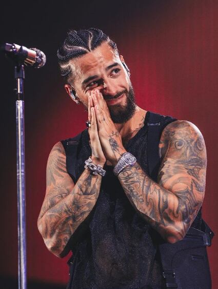 Imagen del cantante Maluma.  En una se ve agradeciendo frente a un  micrófono, en la otra sentado con una camisa blanca.