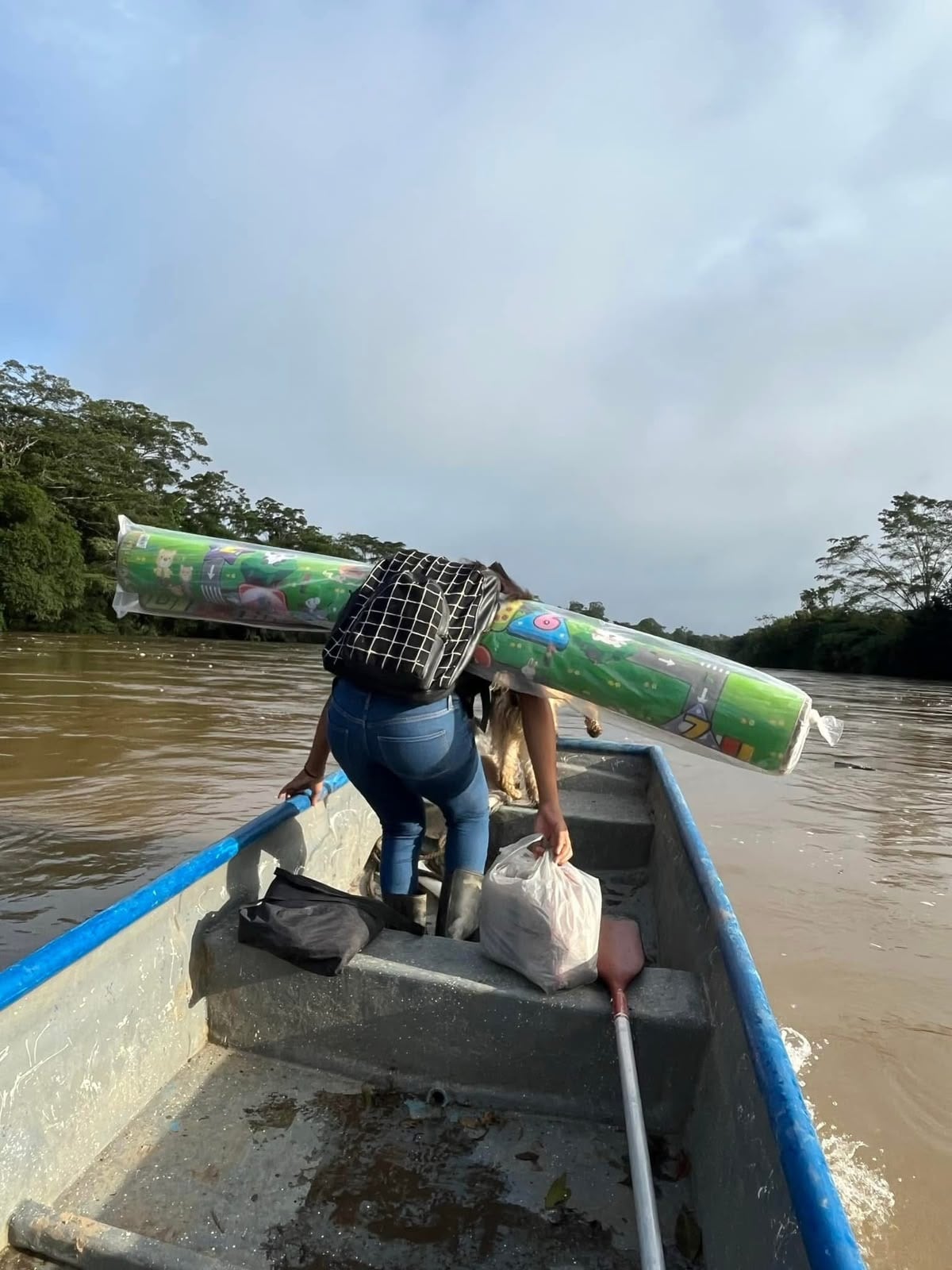 Clara Idalia García camina, cruza el río en panga y sigue en moto para llegar a la escuela de Copalchí, en Sarapiquí, donde enseña a 11 niños de primero a sexto grado