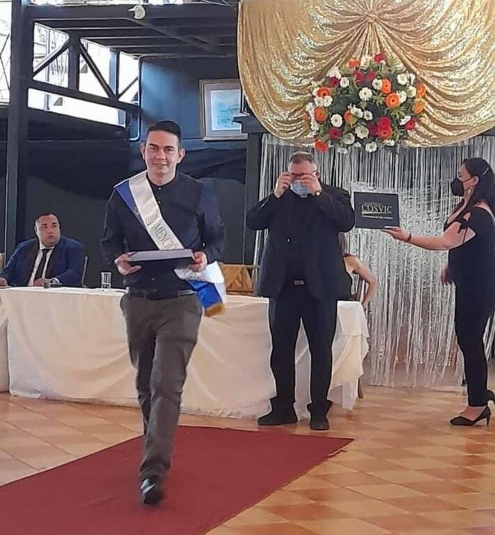 Dereck Ramírez Molina es un joven del barrio Cristo Rey en San José que dejó los malos pasos cuando conoció al padre Sergio Valverde de Obras del Espíritu Santo