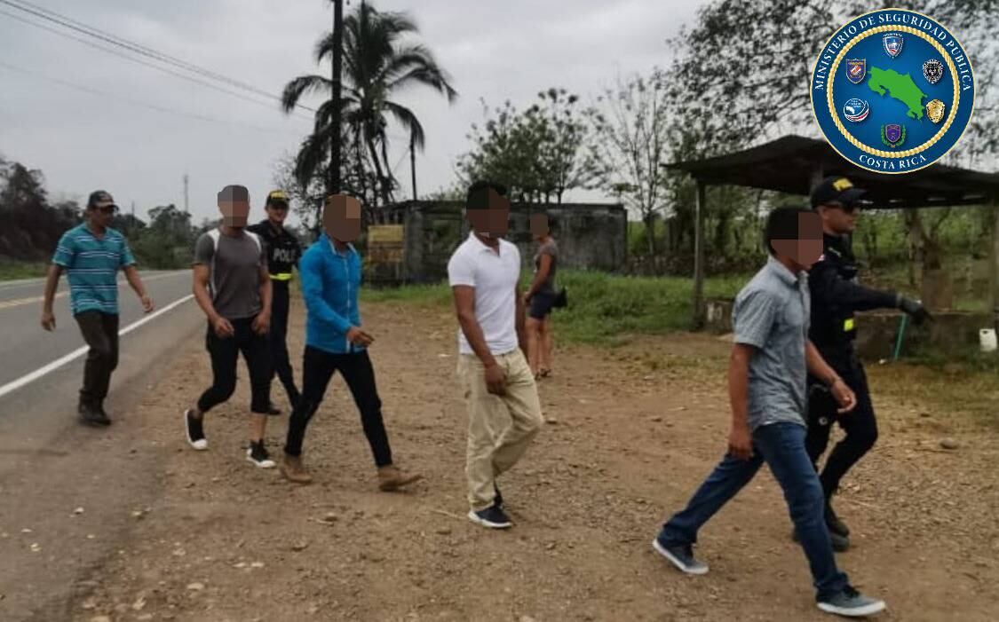Detienen a ocho extranjeros que ingresaron ilegalmente a Costa Rica en Los Chiles. Foto MSP.