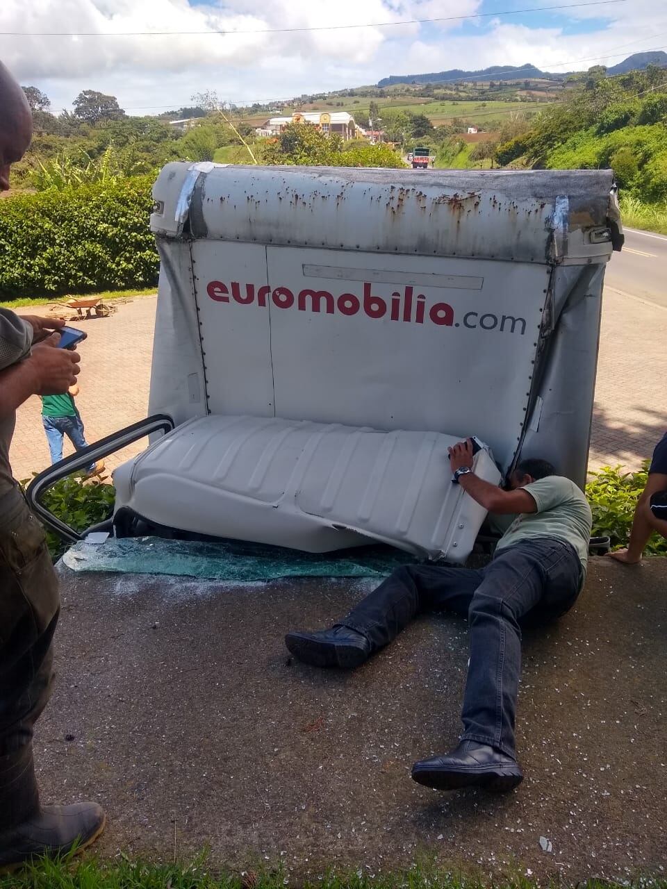 Conductor de camión muere al chocar contra muro de concreto en Cartago. Foto suministrada por Keyna Calderón.