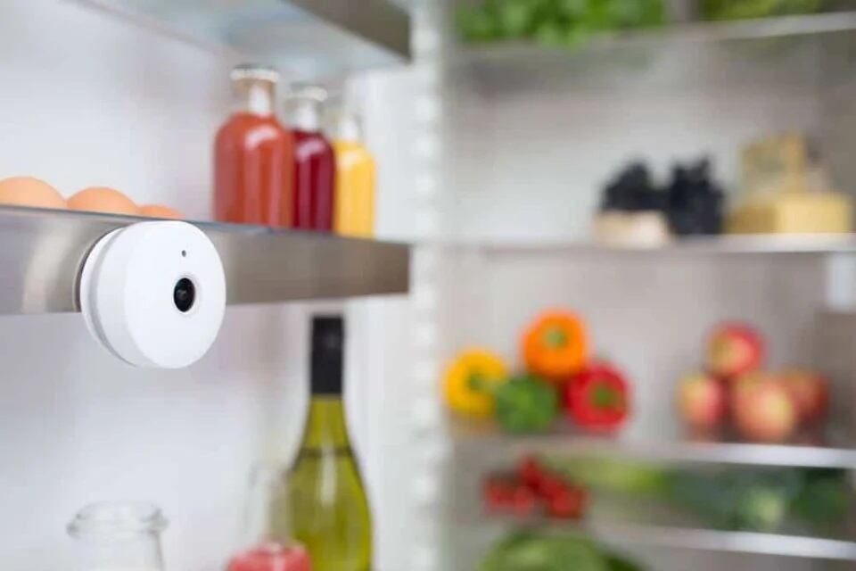 FridgeCam, una cámara que se le pone a cualquier refrigeradora, sea inteligente o no y así se puede ahorrar tiempo y dinero.