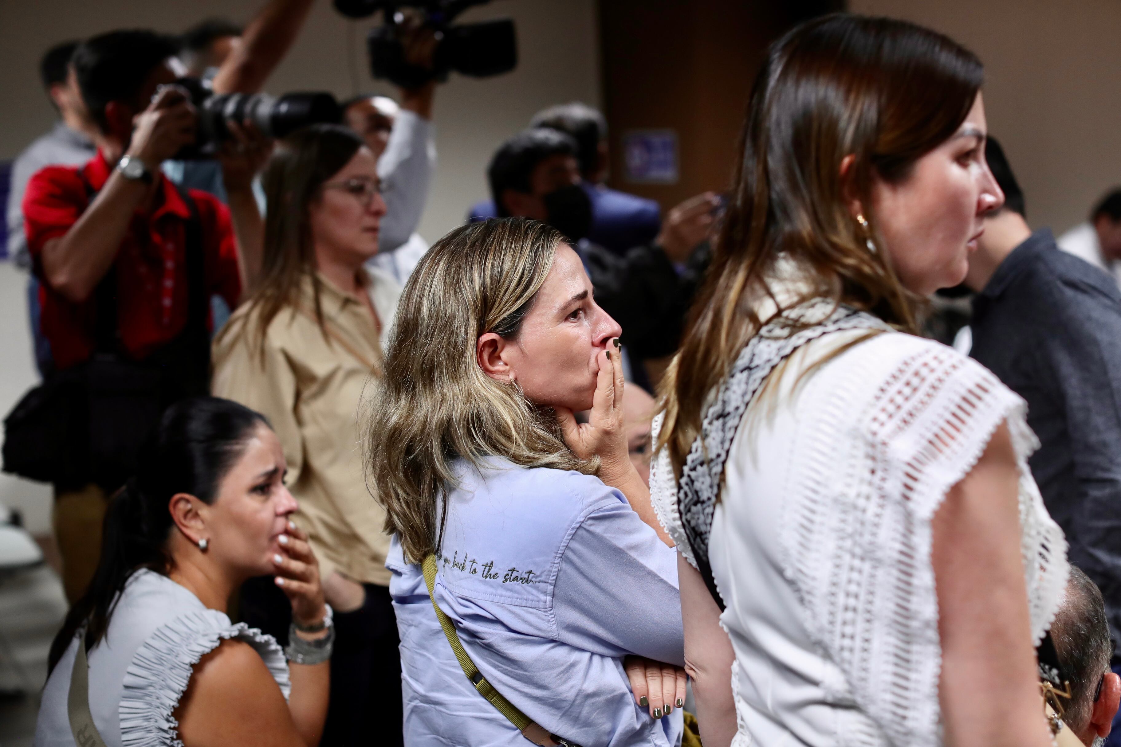 La foto de las señoras en un juicio, fue cuando dieron el por tanto del juicio de María Luisa Cedeño, que era un sentimiento de felicidad porque terminó el juicio pero de insatisfacción con la pena que impusieron, que no les pareció justa.