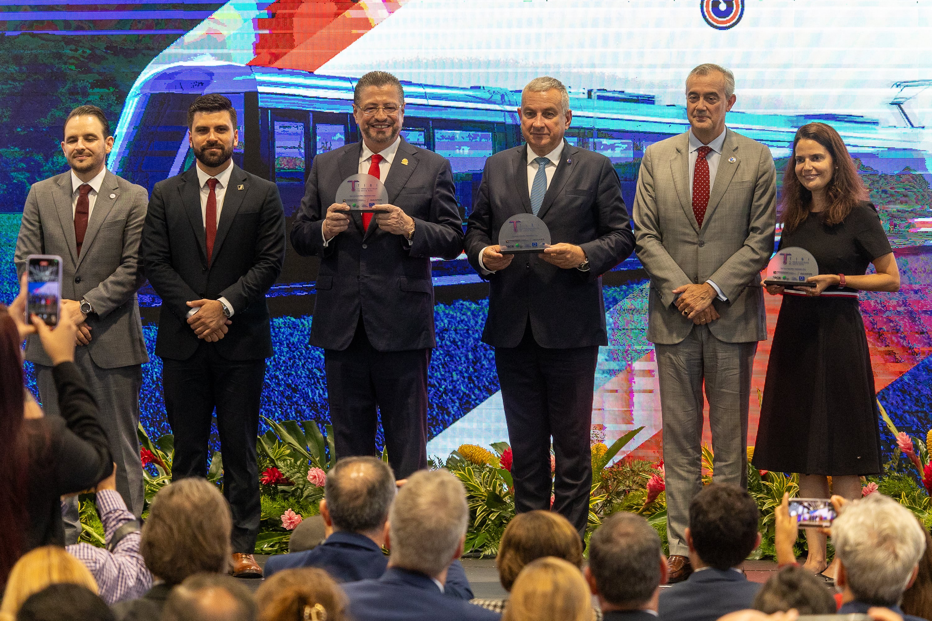 26/09/2025, San José, el gobierno presentó como va a financiar su proyecto de el Tren Eléctrico.