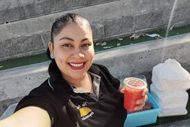 Mamá emprendedora saca adelante a su familia con la venta de empanadas