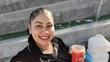 Mamá emprendedora saca adelante a su familia con la venta de empanadas