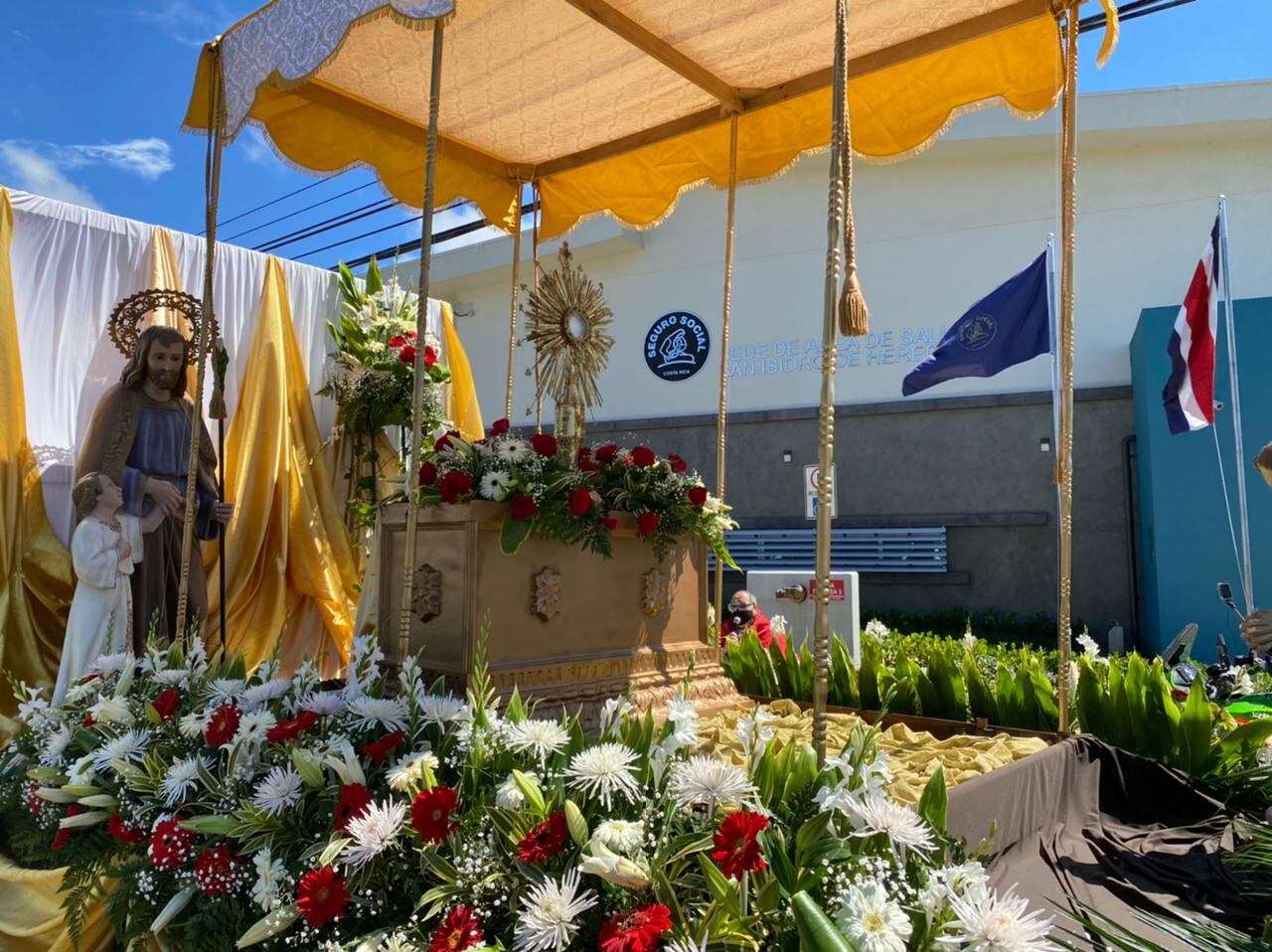 La celebración 92 a Cristo Rey, en la Parroquia San Isidro Labrador de Heredia, estuvo marcada por la pandemia y pese a que no se realizó con las alfombras de flores de toda la vida, sí se vivió con misma devoción y fe, en la cual la comunidad, en su mayoría, pide protección contra el covid-19