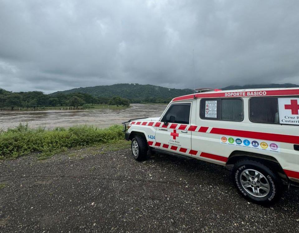 Los fuertes aguaceros provocados indirectamente por el huracán Rafael ha golpeado con fuerza a los vecinos de Guanacaste. Foto: Cruz Roja