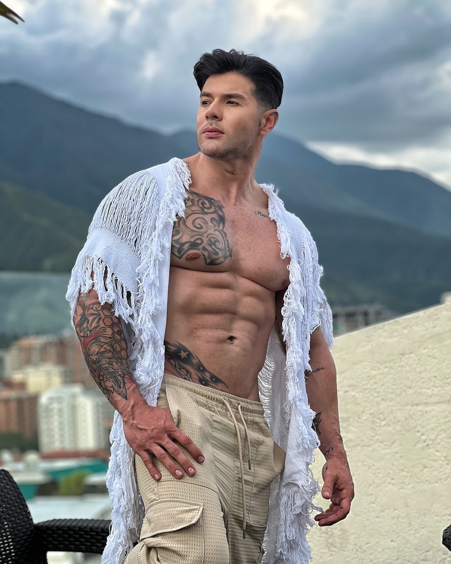 El modelo, entrenador personal y presentador de televisión, Richard Andrés Ortiz, quiere convertirse en el caballero más guapo del universo.