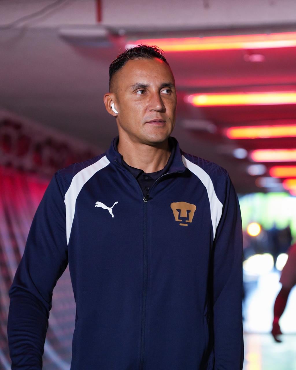 Keylor Navas a su llegada al estadio de Atlas con el resto del plantel de Pumas.