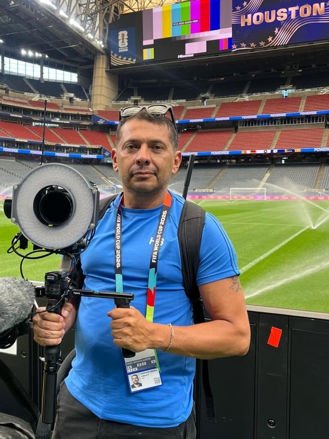 Gilbert Chaves estuvo cerca de llegar al fútbol profesional, pero la vida le tenía preparado otro camino; hoy es camarógrafo titular de la FIFA y le agradece a sus papás cada paso que dio para cumplir el sueño
