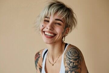 muchacha tatuada trabajo