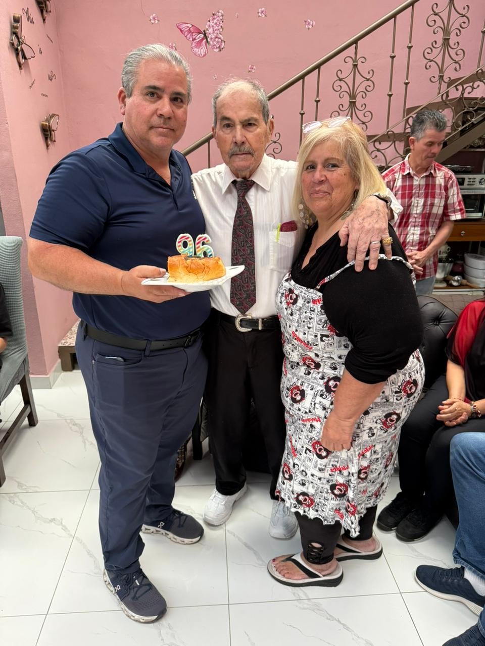 Gonzalo Chanto Méndez, el pasado domingo 10 de mayo, celebró 96 años de edad. Es excombatiente de la Guerra Civil de 1948 y de la invasión de 1955. En la foto con sus hijos, Gonzalo y Vilma.