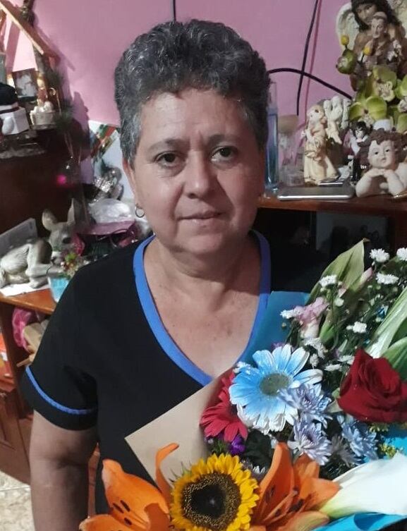 Doña Rosa Agüero perdió su colección de 500 imágenes de angelitos por incendio en su casa. Foto cortesía Rosa Agüero.