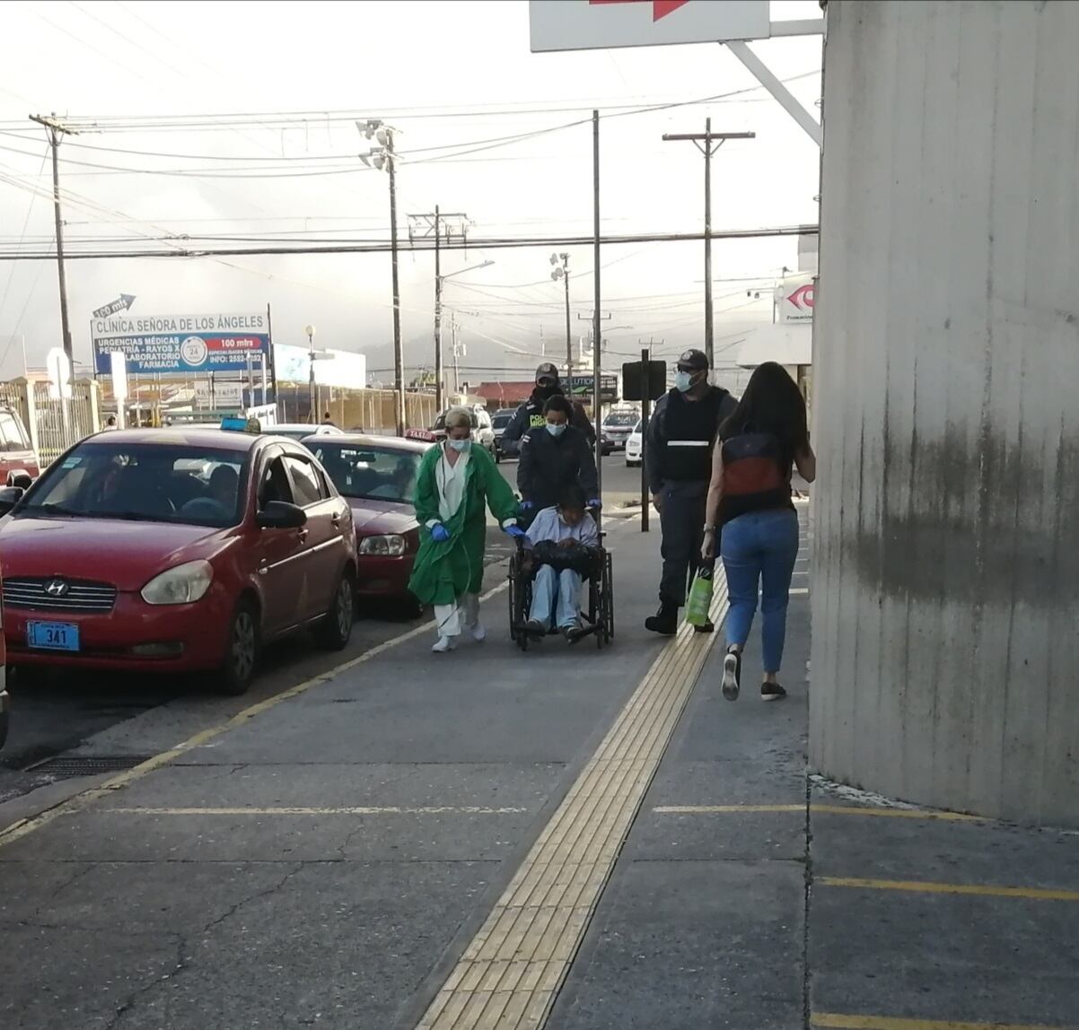 Señor obligada por familiares a pedir plata en Cartago. Foto Keyna Calderón.