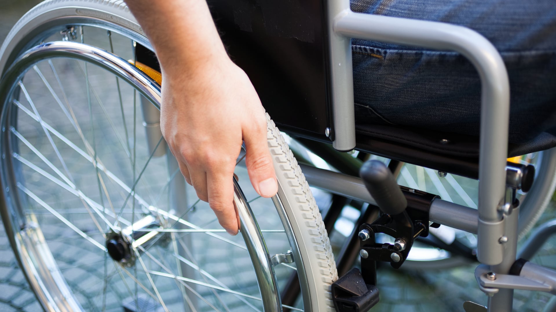 La Asociación Moviendo Esperanzas brinda sillas de ruedas sin costo a personas en condición de vulnerabilidad, como parte del programa Esperanza Sobre Ruedas, que busca mejorar la calidad de vida de quienes enfrentan dificultades de movilidad.